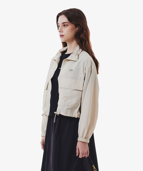 LACOSTE(ラコステ)の「撥水 ショート&ワイドシルエット スタンドカラーナイロンブルゾン(ナイロンジャケット・レディース・ライトグレー/オフホワイト・40/38/36/34)」の16枚目の写真