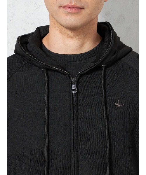 1piu1uguale3 RELAX（ウノピュウノウグァーレトレリラックス）の「【1PIU1UGUALE3 RELAX】BIG CAMO JACQUARD フーディ 通年（ウノ ピゥ ウノ ウグァーレ トレ）（パーカー・メンズ・ブラック・M/LL/L）」の2枚目の写真