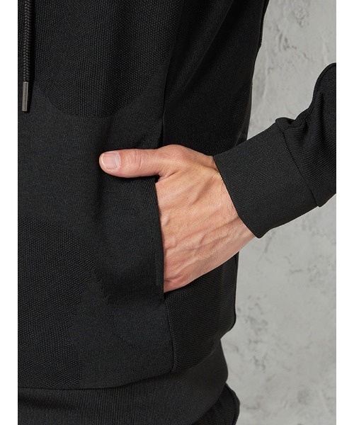 1piu1uguale3 RELAX（ウノピュウノウグァーレトレリラックス）の「【1PIU1UGUALE3 RELAX】BIG CAMO JACQUARD フーディ 通年（ウノ ピゥ ウノ ウグァーレ トレ）（パーカー・メンズ・ブラック・M/LL/L）」の4枚目の写真