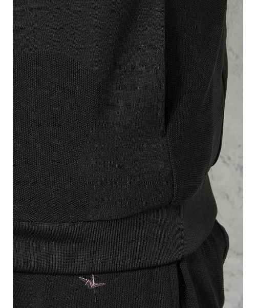 1piu1uguale3 RELAX（ウノピュウノウグァーレトレリラックス）の「【1PIU1UGUALE3 RELAX】BIG CAMO JACQUARD フーディ 通年（ウノ ピゥ ウノ ウグァーレ トレ）（パーカー・メンズ・ブラック・M/LL/L）」の5枚目の写真