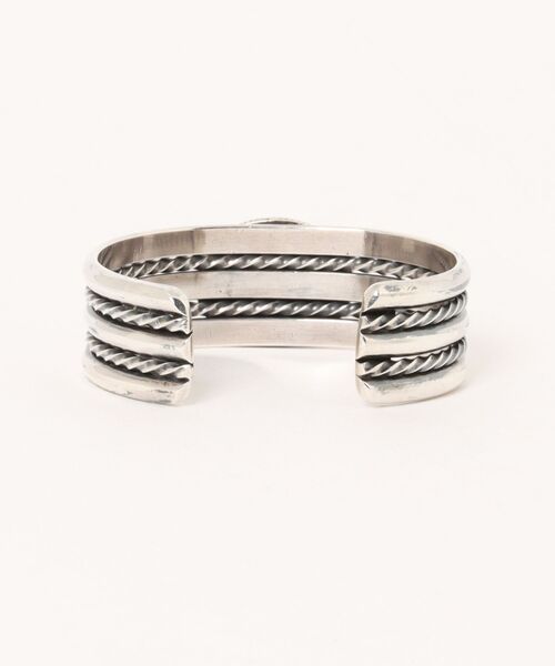 Indian Jewelry(インディアンジュエリー)の「THEATER シアター オーバルシェイプセンターアンバーネイティブシルバーバングル Made in USA(バングル/リストバンド・メンズ・シルバー・FREE)」の7枚目の写真