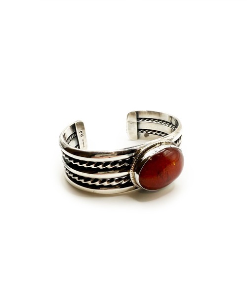 Indian Jewelry(インディアンジュエリー)の「THEATER シアター オーバルシェイプセンターアンバーネイティブシルバーバングル Made in USA(バングル/リストバンド・メンズ・シルバー・FREE)」の1枚目の写真