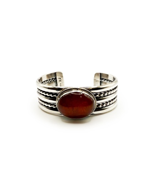 Indian Jewelry(インディアンジュエリー)の「THEATER シアター オーバルシェイプセンターアンバーネイティブシルバーバングル Made in USA(バングル/リストバンド・メンズ・シルバー・FREE)」の2枚目の写真