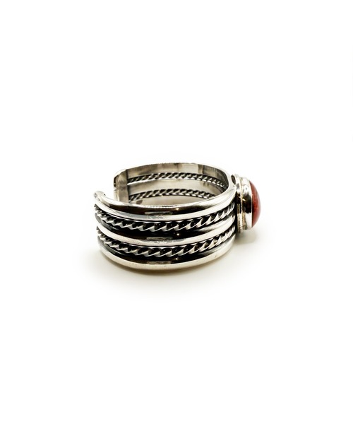 Indian Jewelry(インディアンジュエリー)の「THEATER シアター オーバルシェイプセンターアンバーネイティブシルバーバングル Made in USA(バングル/リストバンド・メンズ・シルバー・FREE)」の3枚目の写真