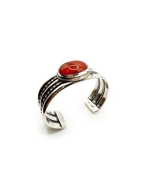Indian Jewelry(インディアンジュエリー)の「THEATER シアター オーバルシェイプセンターアンバーネイティブシルバーバングル Made in USA(バングル/リストバンド・メンズ・シルバー・FREE)」の6枚目の写真