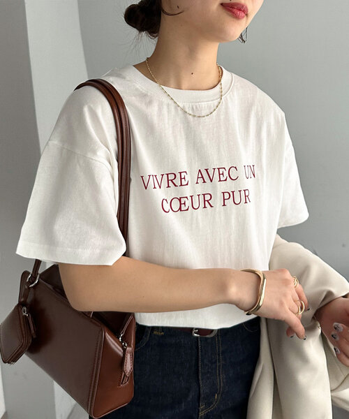 DISCOAT(ディスコート)の「【WEB限定】VIVREロゴプリントTシャツ(Tシャツ/カットソー・レディース・ホワイト/ホワイト系その他/ネイビー・MEDIUM)」の1枚目の写真