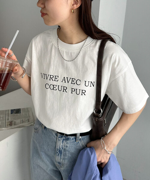 DISCOAT(ディスコート)の「【WEB限定】VIVREロゴプリントTシャツ(Tシャツ/カットソー・レディース・ホワイト/ホワイト系その他/ネイビー・MEDIUM)」の2枚目の写真