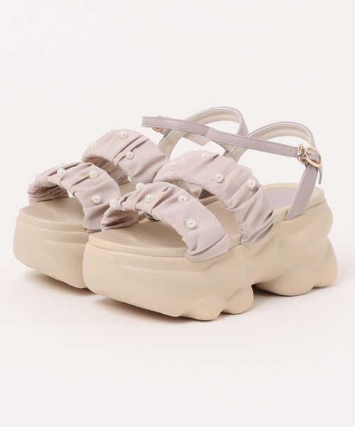 BETTY CLUB（ベティクラブ）の「【JEWEL CASKET】パールモチーフ2ベルト厚底サンダル（サンダル・レディース・ベージュ/ブラック・M/L/LL）」の2枚目の写真