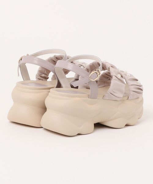 BETTY CLUB（ベティクラブ）の「【JEWEL CASKET】パールモチーフ2ベルト厚底サンダル（サンダル・レディース・ベージュ/ブラック・M/L/LL）」の4枚目の写真