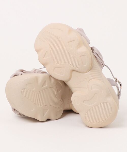 BETTY CLUB（ベティクラブ）の「【JEWEL CASKET】パールモチーフ2ベルト厚底サンダル（サンダル・レディース・ベージュ/ブラック・M/L/LL）」の3枚目の写真