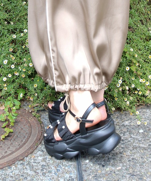 BETTY CLUB（ベティクラブ）の「【JEWEL CASKET】パールモチーフ2ベルト厚底サンダル（サンダル・レディース・ベージュ/ブラック・M/L/LL）」の6枚目の写真