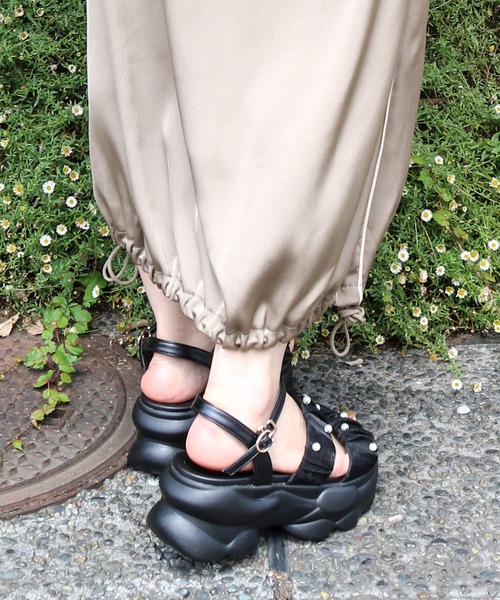 BETTY CLUB（ベティクラブ）の「【JEWEL CASKET】パールモチーフ2ベルト厚底サンダル（サンダル・レディース・ベージュ/ブラック・M/L/LL）」の7枚目の写真