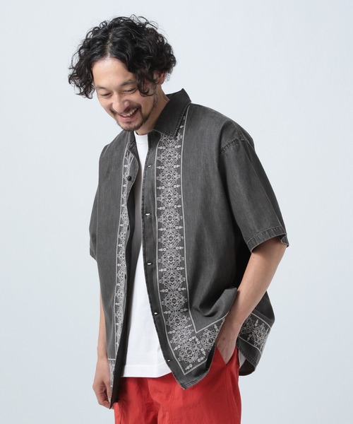 BAYFLOW(ベイフロー)の「インディアパターン刺繍シャツ(シャツ/ブラウス・メンズ・ブルー/ブラック・MEDIUM/LARGE)」の1枚目の写真