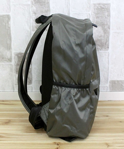HUNTER(ハンター)の「オリジナルナイロン スモールバックパック リュック Original Nylon Small Backpack 16L(バックパック/リュック・レディース・レッド/ブラック/オリーブ・ONE SIZE)」の12枚目の写真