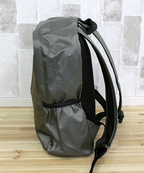 HUNTER(ハンター)の「オリジナルナイロン スモールバックパック リュック Original Nylon Small Backpack 16L(バックパック/リュック・レディース・レッド/ブラック/オリーブ・ONE SIZE)」の11枚目の写真