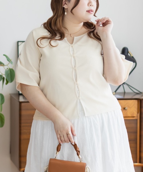 CLETTE(クレット)の「フロントボタンキーネックプルオーバー(Tシャツ/カットソー・レディース・ブラック/アイボリー/ラベンダー・3L/4L/LL)」の3枚目の写真