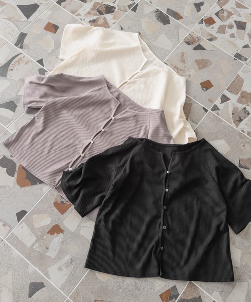 CLETTE(クレット)の「フロントボタンキーネックプルオーバー(Tシャツ/カットソー・レディース・ブラック/アイボリー/ラベンダー・3L/4L/LL)」の22枚目の写真