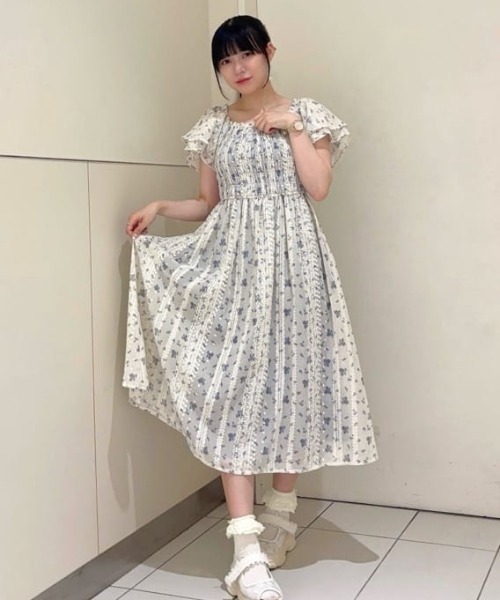 フィント　フリル使い小花柄シャーリングワンピース　ブルー フリル使い小花柄シャーリングワンピース/F i.n.t [55AE02g008