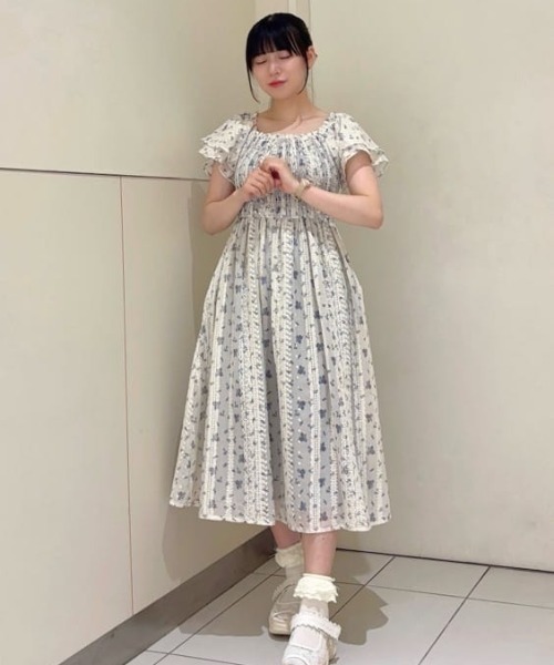 フィント フリル使い小花柄シャーリングワンピース フリル使い小花柄シャーリングワンピース（ワンピース）｜F