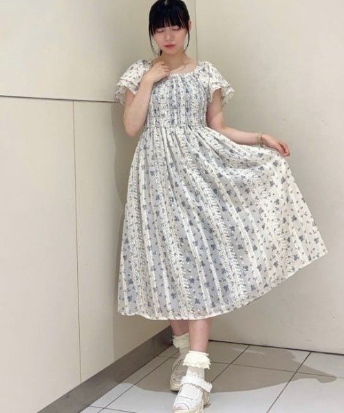 フィント フリル使い小花柄シャーリングワンピース フリル使い小花柄シャーリングワンピース（ワンピース）｜F