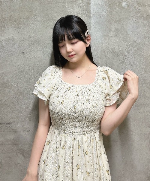 フリル使い小花柄シャーリングワンピース（ワンピース）｜F