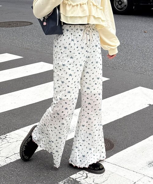 HELLO.SANFRANCISCO(ハローサンフランシスコ)の「【HELLO.SANFRANCISCO/ハローサンフランシスコ】アソート柄フロッキープリントフレアパンツ(その他パンツ・レディース・ブラック/ホワイト/ブラック系その他/ホワイト系その他・MEDIUM/SMALL)」の3枚目の写真