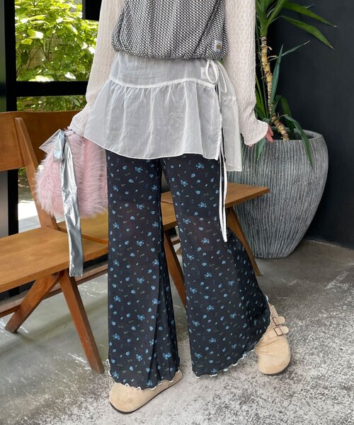 HELLO.SANFRANCISCO(ハローサンフランシスコ)の「【HELLO.SANFRANCISCO/ハローサンフランシスコ】アソート柄フロッキープリントフレアパンツ(その他パンツ・レディース・ブラック/ホワイト/ブラック系その他/ホワイト系その他・MEDIUM/SMALL)」の1枚目の写真