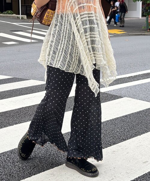 HELLO.SANFRANCISCO(ハローサンフランシスコ)の「【HELLO.SANFRANCISCO/ハローサンフランシスコ】アソート柄フロッキープリントフレアパンツ(その他パンツ・レディース・ブラック/ホワイト/ブラック系その他/ホワイト系その他・MEDIUM/SMALL)」の4枚目の写真