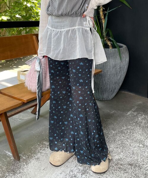 HELLO.SANFRANCISCO(ハローサンフランシスコ)の「【HELLO.SANFRANCISCO/ハローサンフランシスコ】アソート柄フロッキープリントフレアパンツ(その他パンツ・レディース・ブラック/ホワイト/ブラック系その他/ホワイト系その他・MEDIUM/SMALL)」の14枚目の写真