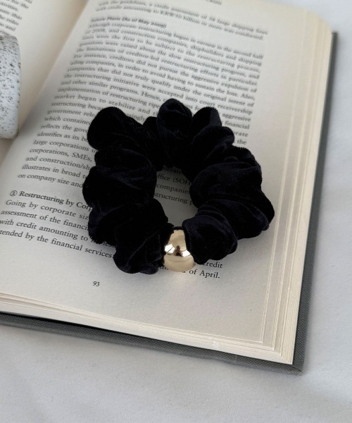 CEMONEMO（セモネモ）の「ゴールド モチーフ ベロア シュシュ（シュシュ・レディース・その他1/その他2/その他3・FREE）」の2枚目の写真