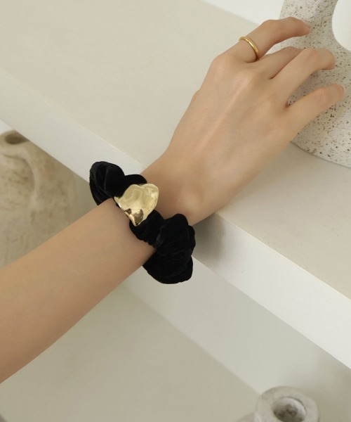 CEMONEMO（セモネモ）の「ゴールド モチーフ ベロア シュシュ（シュシュ・レディース・その他1/その他2/その他3・FREE）」の3枚目の写真