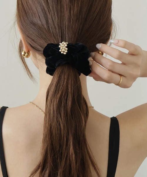 CEMONEMO（セモネモ）の「ゴールド モチーフ ベロア シュシュ（シュシュ・レディース・その他1/その他2/その他3・FREE）」の5枚目の写真