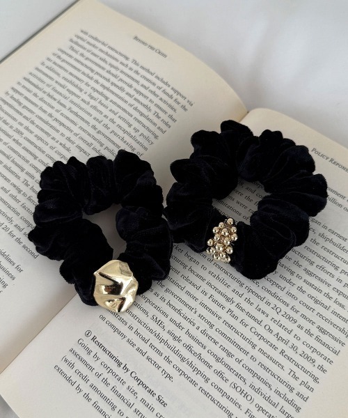 CEMONEMO（セモネモ）の「ゴールド モチーフ ベロア シュシュ（シュシュ・レディース・その他1/その他2/その他3・FREE）」の9枚目の写真