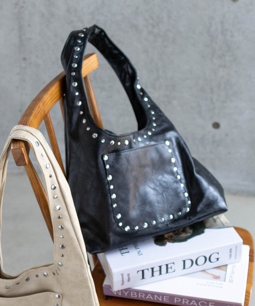 clear（クリア）の「スタッズワンハンドルバッグ［Y2K カジュアル 着回し力抜群］（ハンドバッグ・レディース・ブラウン/ブラック/アイボリー・F）」の2枚目の写真