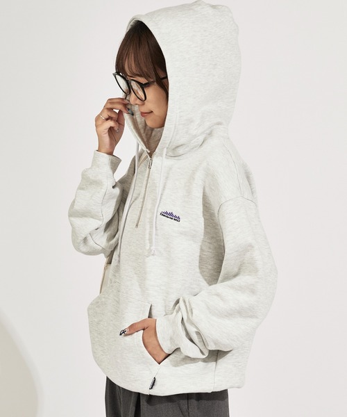 THOUSAND MILE（サウザンドマイル）の「THOUSAND MILE/サウザンドマイル HALF ZIP PARKER スウェット生地 ブランドロゴ ハーフジップパーカー（パーカー・メンズ・チャコール/ネイビー/ブラック/ライトグレー・XS/M/XL/L）」の6枚目の写真