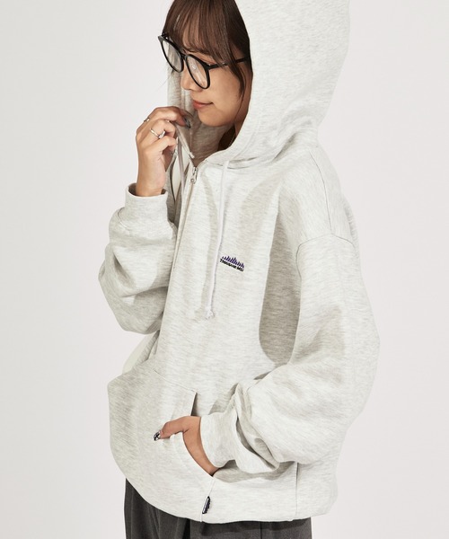 THOUSAND MILE（サウザンドマイル）の「THOUSAND MILE/サウザンドマイル HALF ZIP PARKER スウェット生地 ブランドロゴ ハーフジップパーカー（パーカー・メンズ・チャコール/ネイビー/ブラック/ライトグレー・XS/M/XL/L）」の5枚目の写真