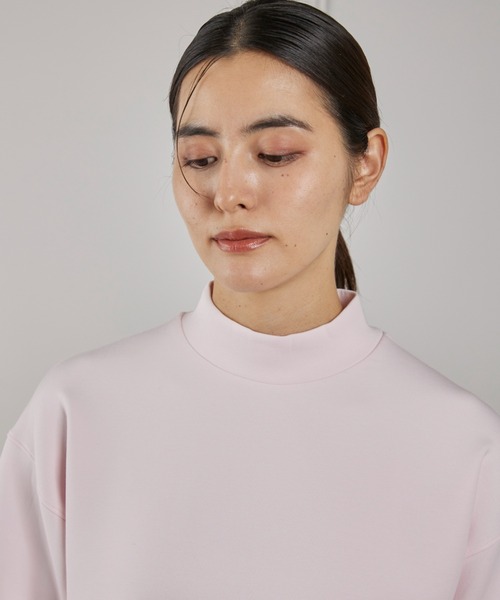 I.T.'S international(イッツインターナショナル)の「サイドスリットハイネックプルオーバー(Tシャツ/カットソー・レディース・アイボリー/ピンク/スミクロ・フリー)」の17枚目の写真