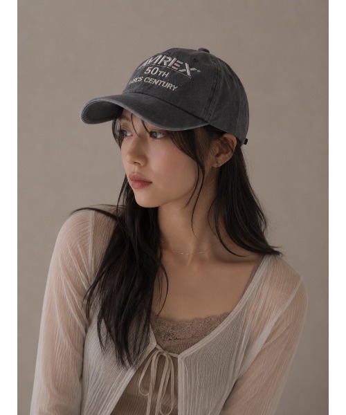 AVIREX(アヴィレックス)の「AVIREX / アヴィレックス 50th ANNIVERSARY LOGO PIGMENT CAP / 50周年 ロゴ ピグメント キャップ(キャップ・レディース・カーキ/ブラック/ネイビー/ブラウン・FREE)」の2枚目の写真