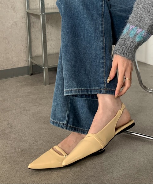 Maison Calme（メゾンカルム）の「クラシカルポインテッドトゥストラップフラットパンプス（パンプス・レディース・ブラック/アイボリー/イエロー・M/L）」の3枚目の写真