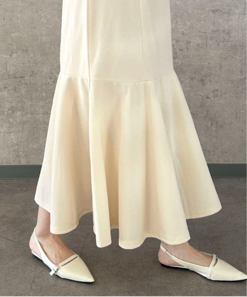 Maison Calme（メゾンカルム）の「クラシカルポインテッドトゥストラップフラットパンプス（パンプス・レディース・ブラック/アイボリー/イエロー・M/L）」の2枚目の写真
