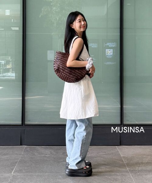 MUSINSA STANDARD WOMAN（ムシンサスタンダードウーマン）の「ウィメンズ ローライズワイドデニムパンツ [ライトインディゴ]（デニムパンツ・レディース・その他・27/28/29/30/24/25/26）」の11枚目の写真