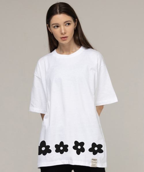 GRAVER（グレーバー）の「[ユニセックス]バトムドローイングフラワー半袖Tシャツ_ホワイト（Tシャツ/カットソー・レディース・ホワイト・X-LARGE/SMALL/MEDIUM/LARGE）」の2枚目の写真