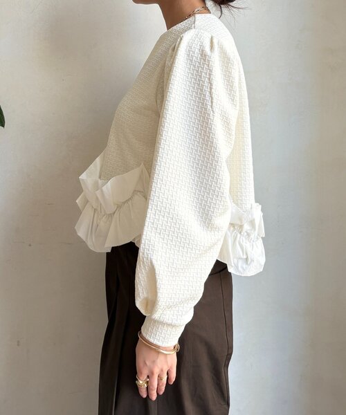 DouDou(ドゥドゥ)の「【WEB限定】フクレジャガード裾フリルトップス(Tシャツ/カットソー・レディース・オフホワイト/ブラック・FREE)」の6枚目の写真