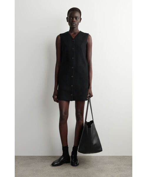 COS（コス）の「メリノウールボタンミニドレス（ワンピース・レディース・ベージュ/ブラック・XL/XS/36/38/M/L）」の2枚目の写真