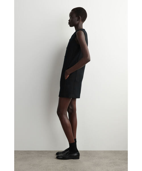 COS（コス）の「メリノウールボタンミニドレス（ワンピース・レディース・ベージュ/ブラック・XL/XS/36/38/M/L）」の6枚目の写真