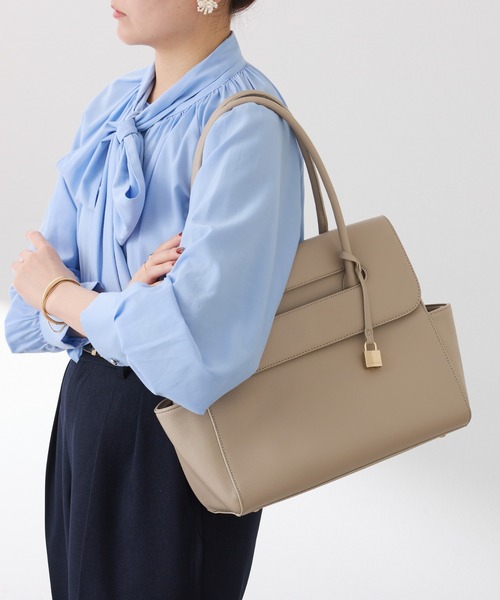 PAPILLONNER(パピヨネ)の「PAPILLONNER/ベーシックフラップトートバッグ/セレモニー(トートバッグ・レディース・ブラック/ベージュ・FREE)」の2枚目の写真