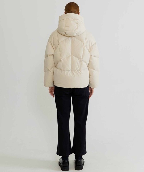 YOSOOU（ヨソオウ）の「【YOSOOU/ヨソオウ】HOOD COCON JACKET/フードコクーンジャケット（ダウンジャケット/コート・レディース・キナリ/ブラック・2）」の4枚目の写真