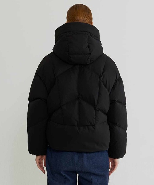 YOSOOU（ヨソオウ）の「【YOSOOU/ヨソオウ】HOOD COCON JACKET/フードコクーンジャケット（ダウンジャケット/コート・レディース・キナリ/ブラック・2）」の8枚目の写真