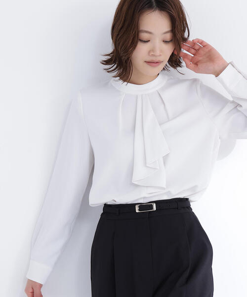 NATURAL BEAUTY BASIC(ナチュラルビューティーベーシック)の「◇ラッフルボウタイブラウス(シャツ/ブラウス・レディース・オフホワイト/ベージュ/ライトグリーン・SMALL/MEDIUM)」の2枚目の写真