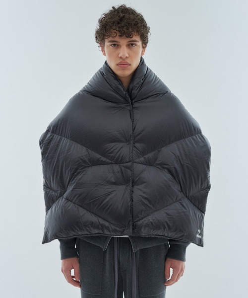 NANGA(ナンガ)の「NANGA M4E×NANGA / リバーシブルダウンポンチョマフラー(マフラー・メンズ・ライトグレー/チャコールグレー・FREE)」の2枚目の写真